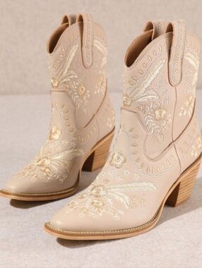 Dingo 1969 Primrose Embroidered Leather Snip Toe Western Cowboy Booties